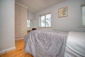 3 bedrooms, WiFi, bed sheets - # 8 Townhouse in the center (Galway)