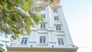A hotel entrance with a sign reading "CAT BA GREEN Island". - Cat Ba Green Hotel (Hai Phong)