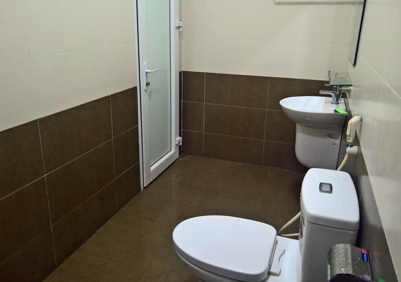 Un baño pequeño y funcional con inodoro, bidé y lavamanos.
