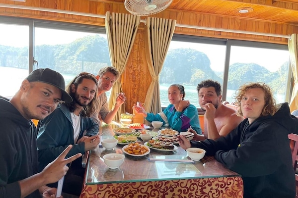 Minibar, escritorio y sistema de insonorización