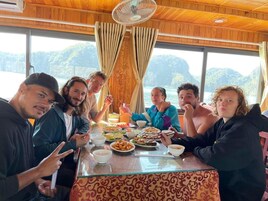 Minibar, escritorio y sistema de insonorización 