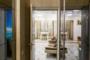 Apartemen Deluks | 1 kamar tidur, setrika/meja setrika, Wi-Fi gratis, dan seprai linen