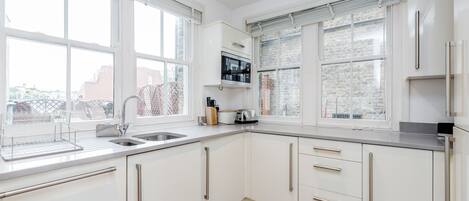 大型冷蔵庫、電子レンジ、オーブン、コンロ