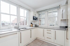 ثلاجة/مجمد بحجم كبير، ميكروويف، فرن، موقد طهي مسطح