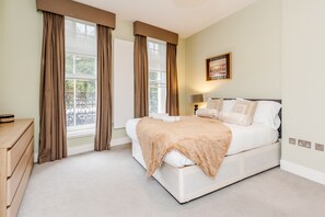Luxury Apartment, 3 Bedrooms | 3 bedrooms, free WiFi, bed sheets - Stylish 3 Bed 3 bath in Kens High St (London)