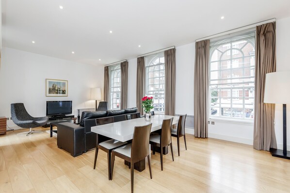 تلفزيون بشاشة مسطحة