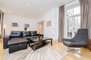 Flat-screen TV - Stylish 3 Bed 3 bath in Kens High St (London)
