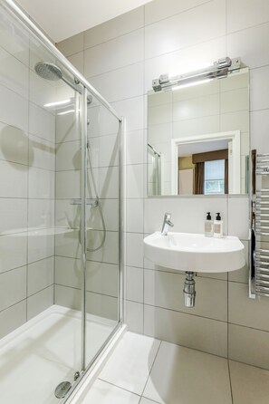 Appartement luxueux, 3 chambres | Salle de bain | Articles de toilette (gratuits), séchoir à cheveux, serviettes fournies