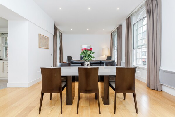 In-room dining - Stylish 3 Bed 3 bath in Kens High St (London)
