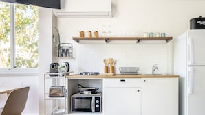 Appartement, 2 slaapkamers | Privékeuken | Een koffiezetapparaat/waterkoker, een koelkast, een microgolfoven