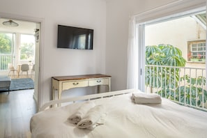 Apartment, 2 Bedrooms | 2 bedrooms, blackout drapes, free WiFi, bed sheets