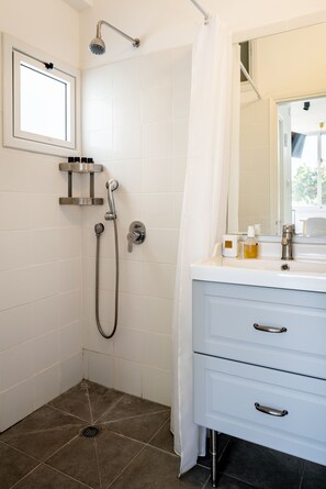 Apartment, 2 Schlafzimmer | Badezimmer | Dusche, kostenlose Toilettenartikel, Handtücher