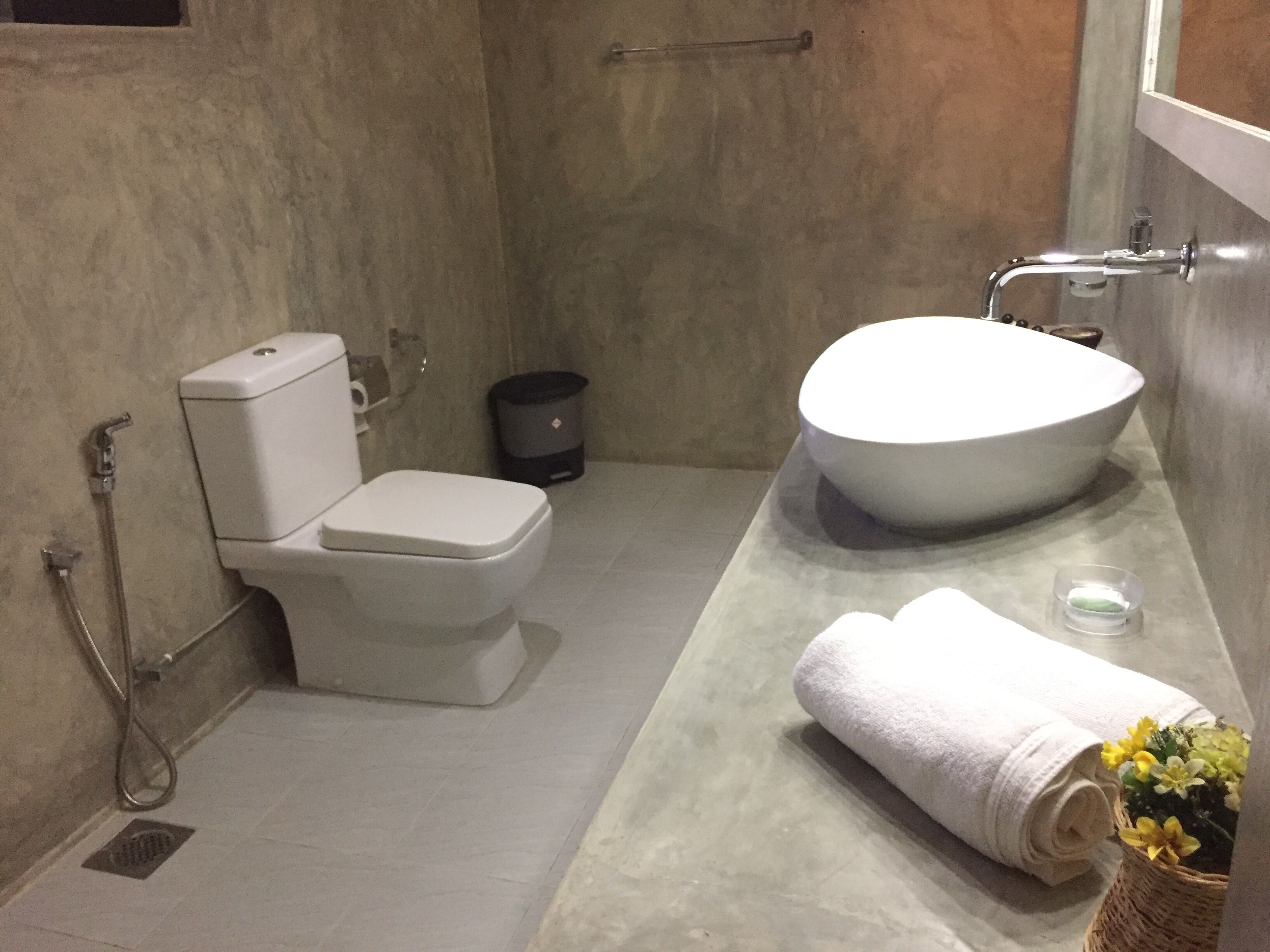 Un baño con inodoro, lavamanos y ducha.