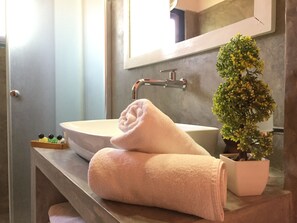 Shower, rainfall showerhead, free toiletries, hair dryer - Villa Dominikku (Negombo)