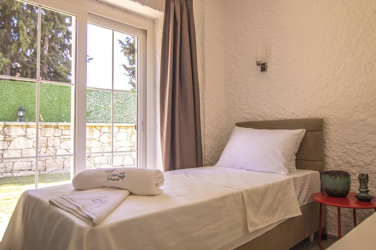 Tek Büyük Yataklı Oda (Garden) | Güneşlik/perde, ütü/ütü masası, ücretsiz kablosuz İnternet