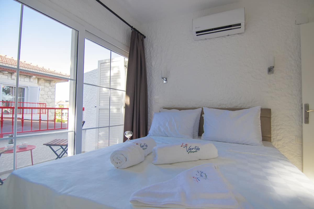 Tek Büyük Yataklı Oda, Balkon | Güneşlik/perde, ütü/ütü masası, ücretsiz kablosuz İnternet