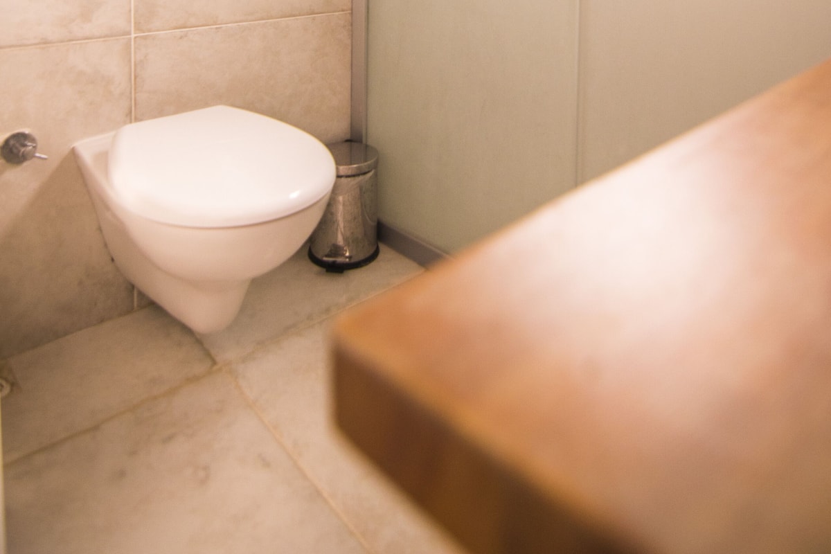 Duş, geniş duş başlığı, ücretsiz banyo/kozmetik ürünleri