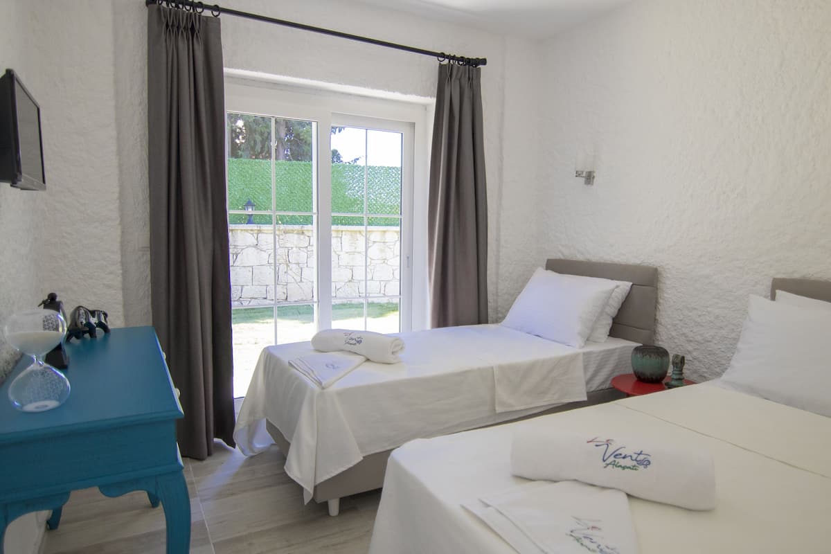 Cortinas blackout, tabla de planchar con plancha y wifi gratis 