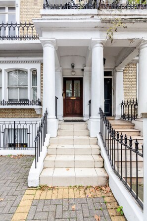 Front of property - Kings Road Apartments (London)
