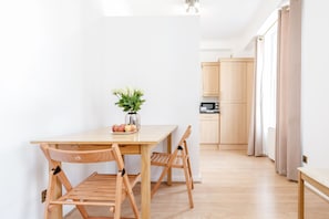 In-room dining - Kings Road Apartments (London)
