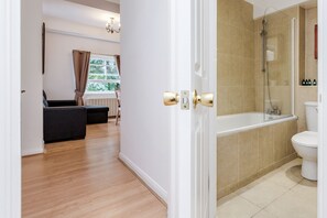 Apartment, 1 Bedroom | Bathroom | Free toiletries, towels - Kings Road Apartments (London)