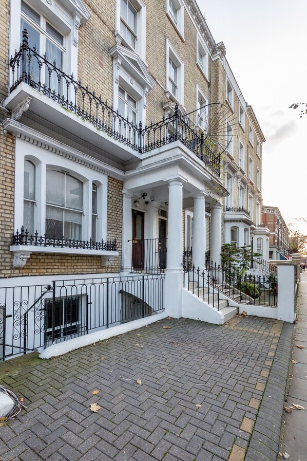 Front of property - Kings Road Apartments (London)