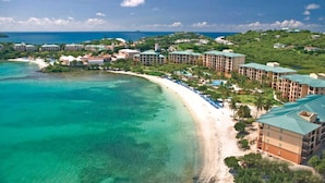 Un complexe hôtelier doté de logements en bord de mer, d’une plage de sable fin et d’eaux turquoise cristallines.