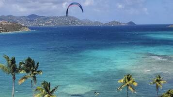 Sulla spiaggia, lettini da mare, teli da spiaggia