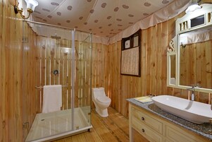 奢华双人房 | 浴室 | 淋浴设施、毛巾