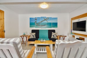 Comfort House | Living room | 32-inch flat-screen TV with satellite channels, TV - Mossel Bay Muse (Mossel Bay)