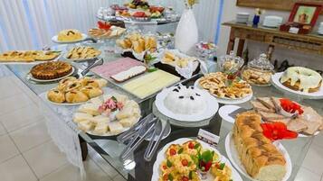Free daily buffet breakfast