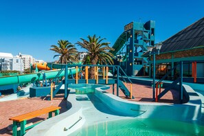 Poolside bar - Estoril Beachfront Condo (Mossel Bay)
