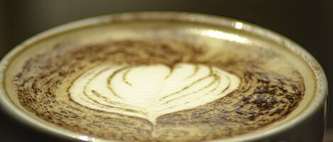Primer plano de una taza de café con un diseño de latte.