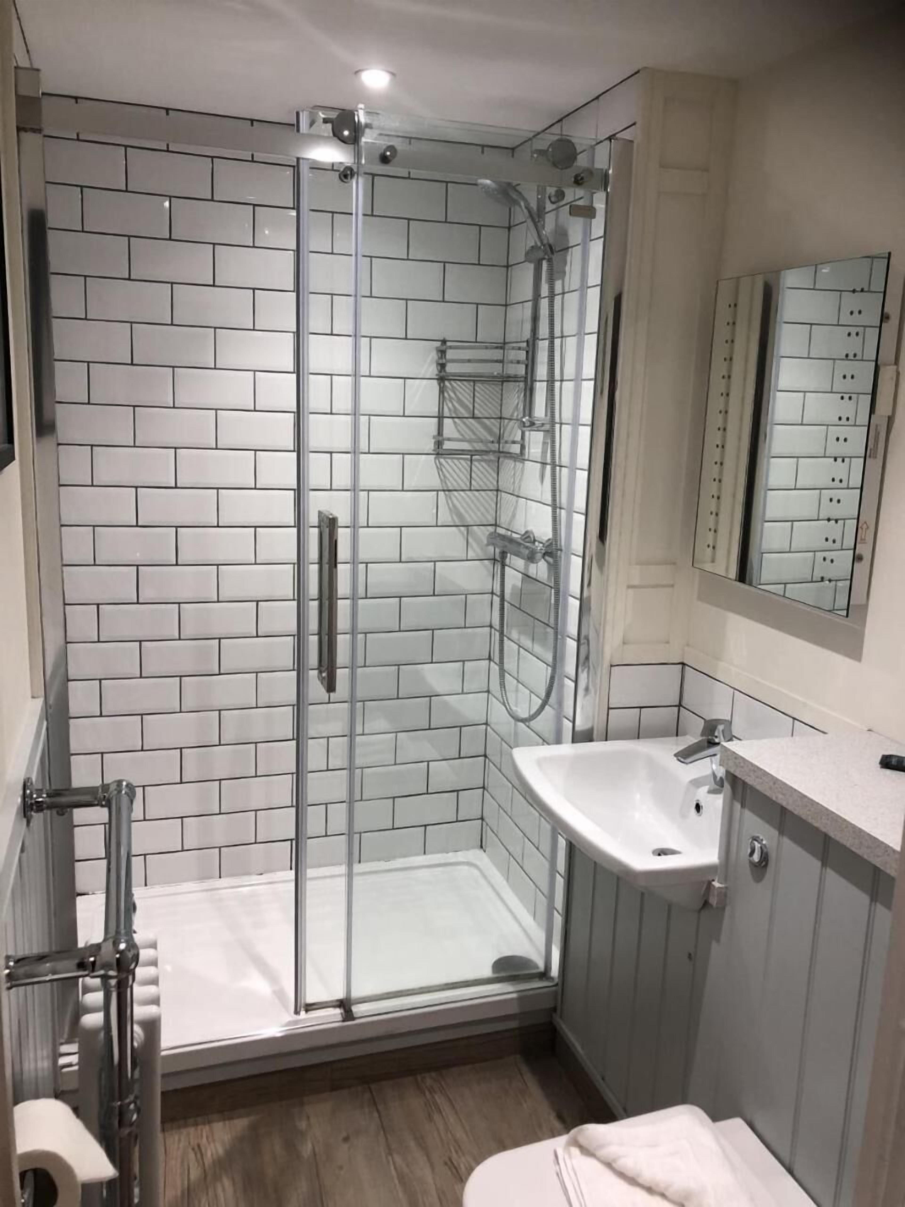 combined shower/bathtub, free toiletries, hair dryer, towels