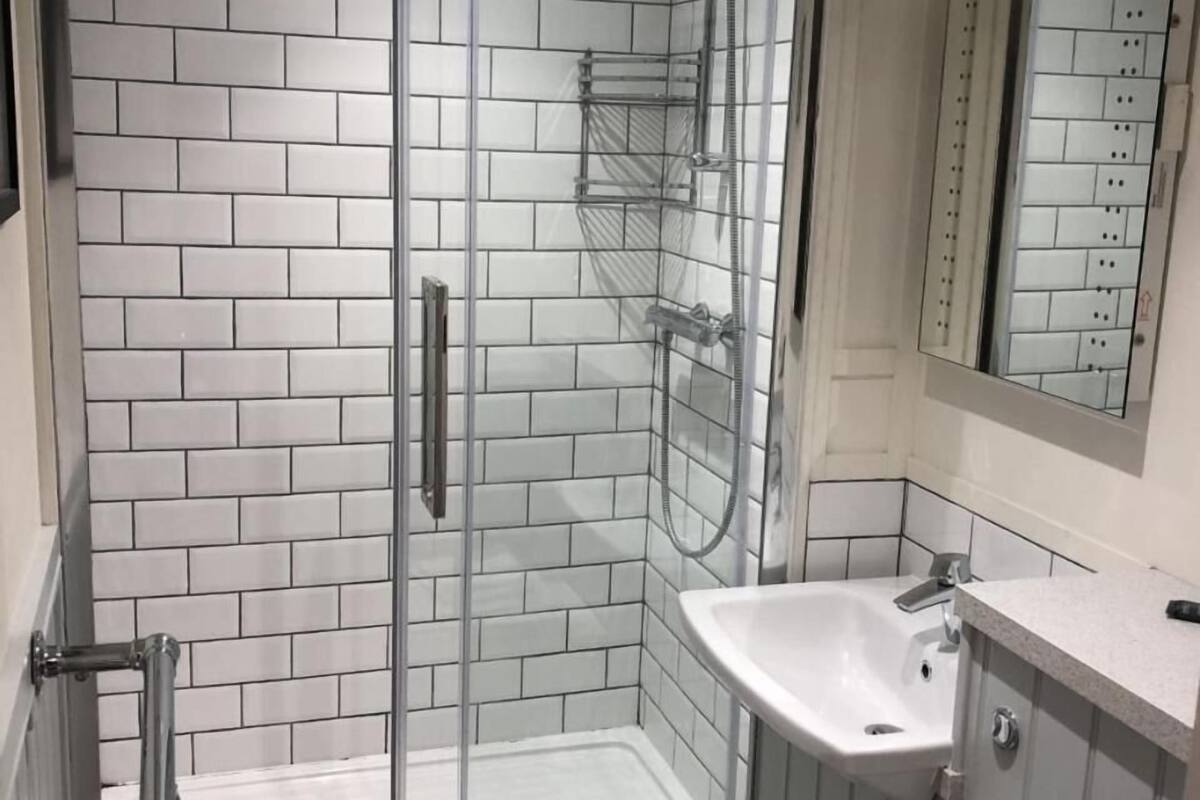 combined shower/bathtub, free toiletries, hair dryer, towels