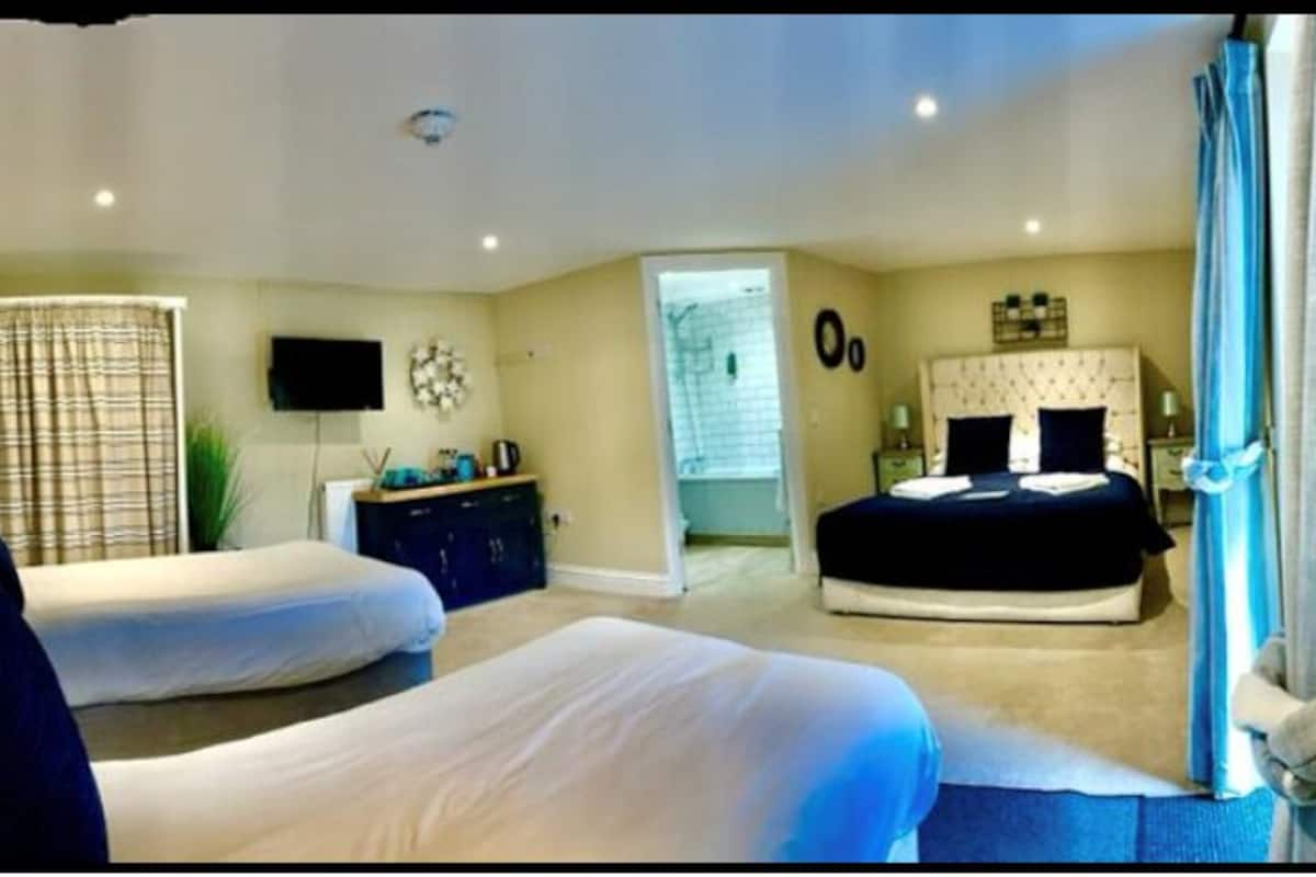 family quadruple room | 1 bedroom, iron/ironing board, free wifi, bed sheets