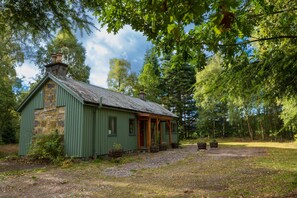 Exterior - Secluded woodland cottage on the banks of a pristine Highland river (Cannich)