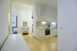 Een koelkast, een magnetron, een oven, een kookplaat