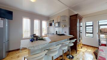 Studio Classique | Coin cuisine privé | Grand réfrigérateur, micro-ondes, bouilloire électrique