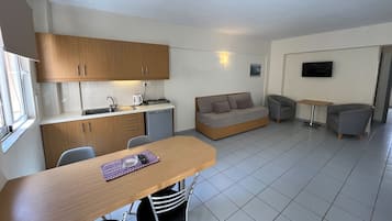 Apartment (4 Adults) | Eigene Küche | Kühlschrank, Herdplatte, Wasserkocher, Toaster