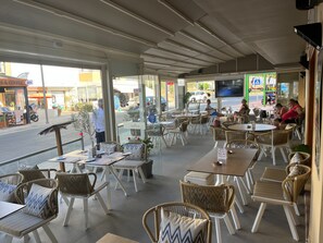 Outdoor dining - Acropolis Apartments (Hersonissos)