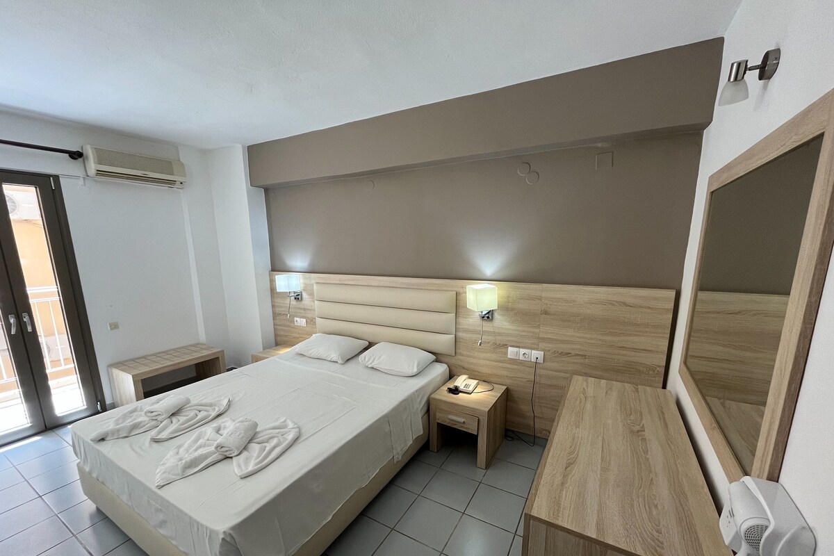 1 bedroom, in-room safe, blackout drapes, cribs (free)