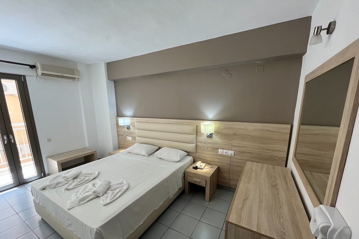 1 bedroom, in-room safe, blackout drapes, cribs (free)