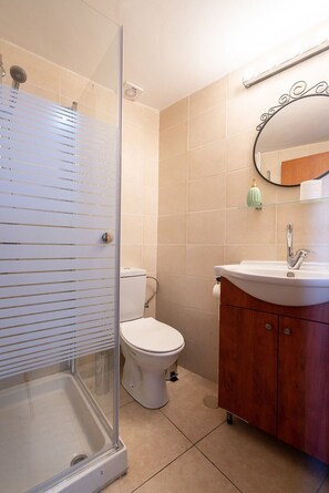Apartamento design | Banheiro | Chuveiro, chuveiro com efeito de chuva, secador de cabelo