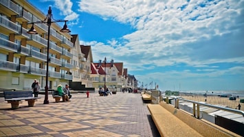 Situé au calme et juste sur la promenade de la plage de Coq sur Mer