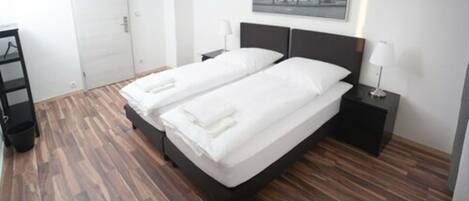 Tirai kedap cahaya, kedap suara, Wi-Fi gratis, dan seprai linen