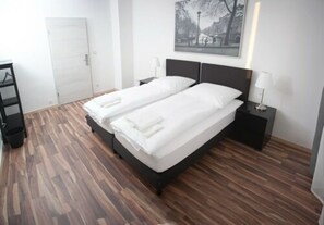 Mörkläggningsgardiner, ljudisolering, gratis wi-fi och sängkläder