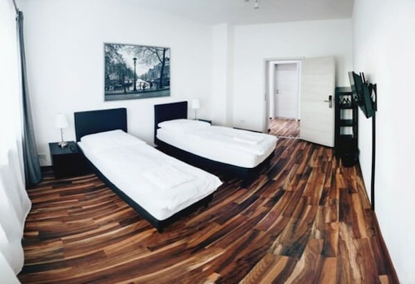 Mörkläggningsgardiner, ljudisolering, gratis wi-fi och sängkläder