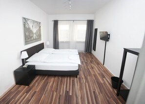 Blackout drapes, soundproofing, free WiFi, bed sheets - Bedroom (Nuremberg)