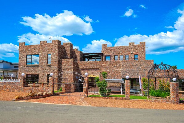 Front of property - evening/night - Kasteel Aan Zee Toren (Mossel Bay)